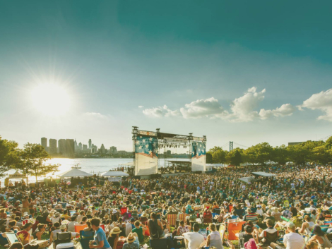 crtsy-xponential-music-fest-stage-crowd-2200VP
