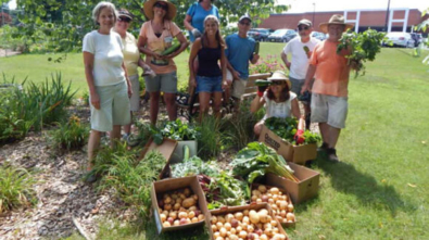 Master-gardeners-at-giving-garden-harvest-monmouth-cty-2016_promo-580x435.jpg