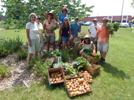 Master-gardeners-at-giving-garden-harvest-monmouth-cty-2016_promo-580x435.jpg