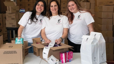 Girls_helping_girls_16.jpg