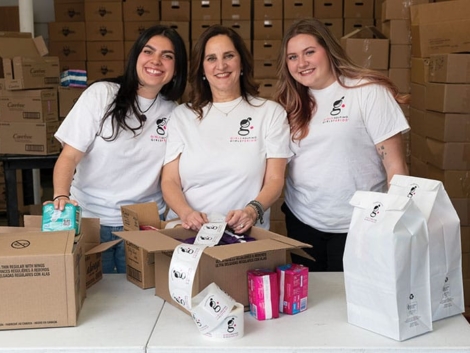 Girls_helping_girls_16.jpg