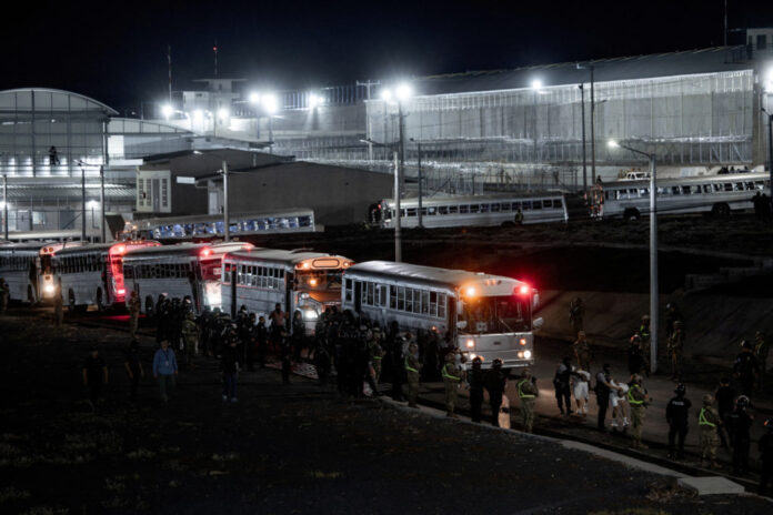 U.S. deports alleged members of the Tren de Aragua to be imprisoned in El Salvador