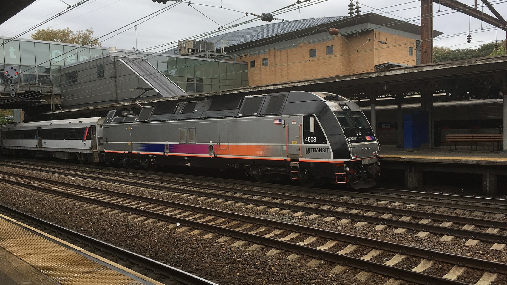 NJ_Transit_ALP-45DP_4508_SB_at_Trenton_Transit_Center