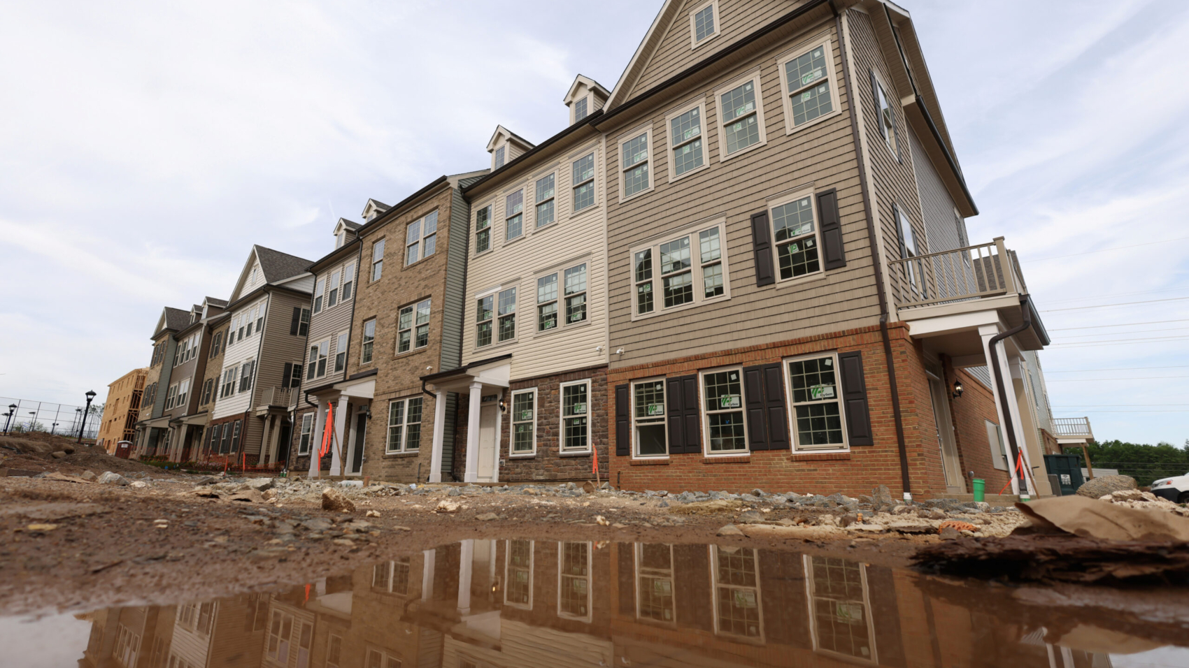 FILE PHOTO: Houses are seen in Livingston Square, in Livingston, New Jersey, U.S., May 23, 2022. REUTERS/Andrew Kelly/File Photo