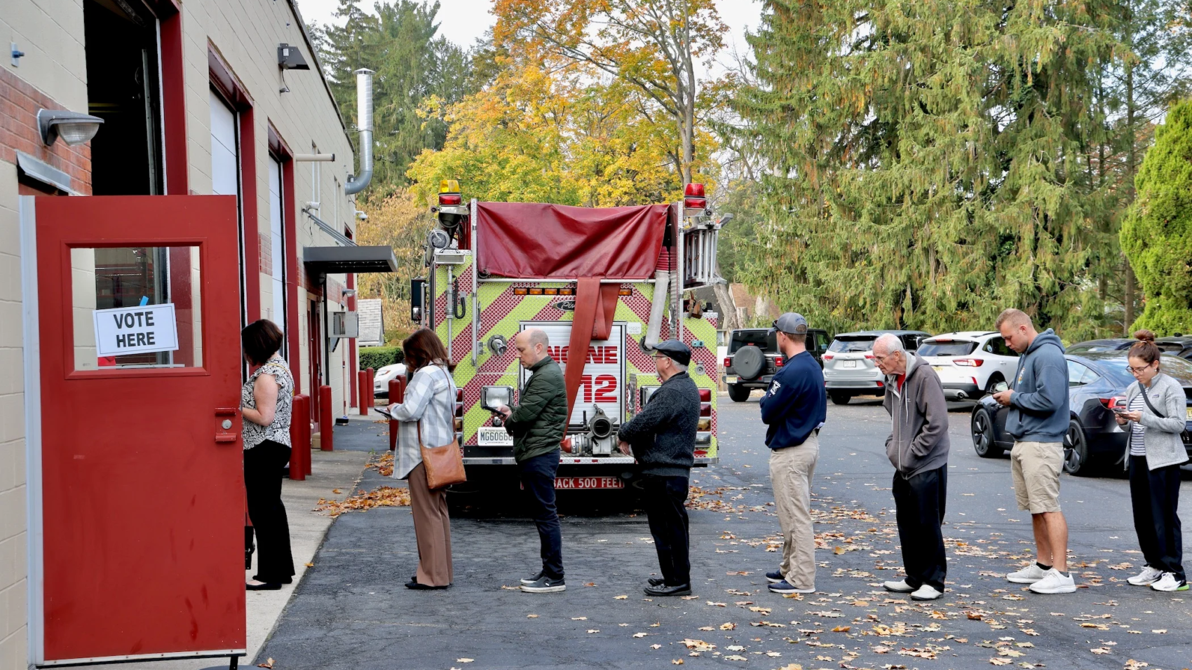 2024-11-05-e-lee-moorestown-nj-voting-lines-fire-truck
