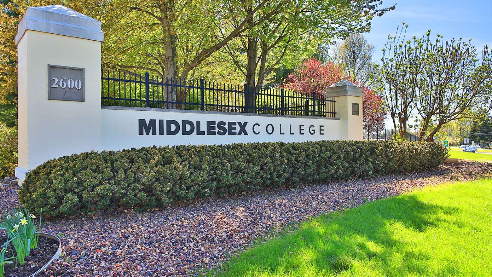 middlesex-college-campus-entrance