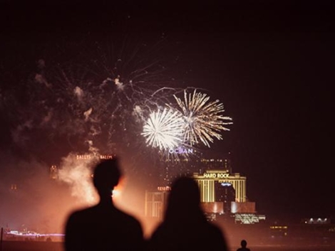 Fireworks_7AE542FD-E503-62C3-6C842870E826D262_7afbc129-fce9-d552-83aae63e41dc87ec