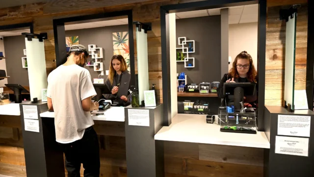 da24ee15-b91f-4c55-adf2-b7babd38ad63-9806978002p_FRA_dispensary3.webp