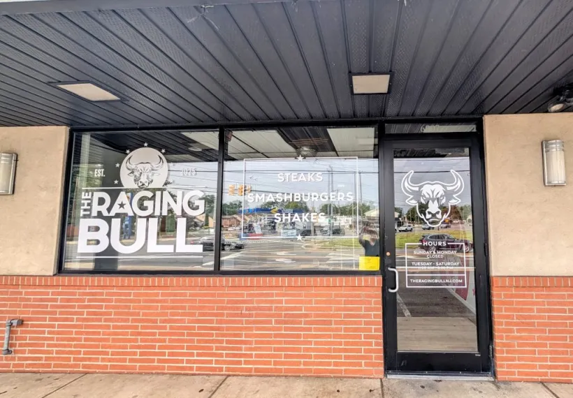 The-Raging-Bull-Burgers-and-Steaks-entrance-1024×712