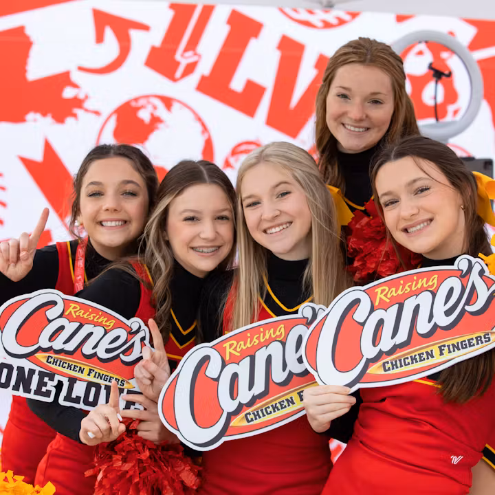 ZjJjNTAyMzUtOWZkZS00NTdmLWE0NmItNDVlMmUxYTI2ZWM4_8e7ce3ca-4c86-4a6a-be7d-da9c11f8d9c3_imagestrip-cheerleaders