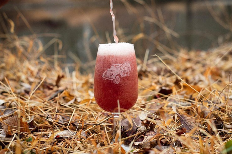 farm_truck_brewing_glass_pour