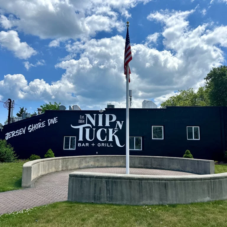 Nip n Tuck Bar & Grill