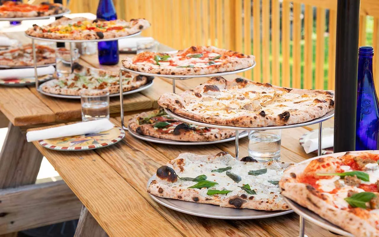 Picnic+Table+Pizza+Landscape-catbirdap