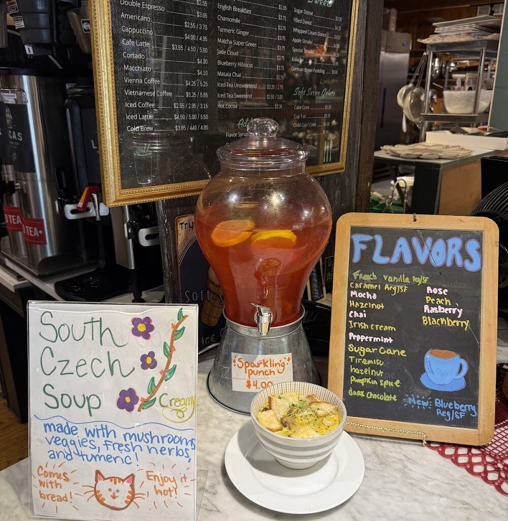 Four-Green-Cats-Cafe_c959821a7c52ce3b6e7b4ccc16573523