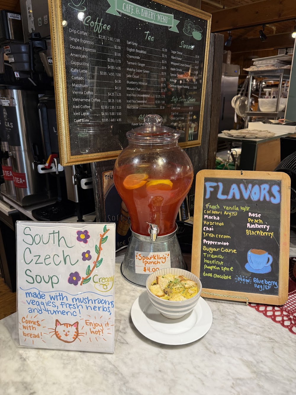 Four-Green-Cats-Cafe_c959821a7c52ce3b6e7b4ccc16573523