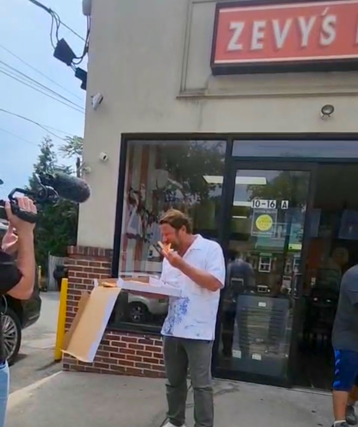 dave-portnoy-one-bite-zevy-pizza-kosher-fair-lawn-nj